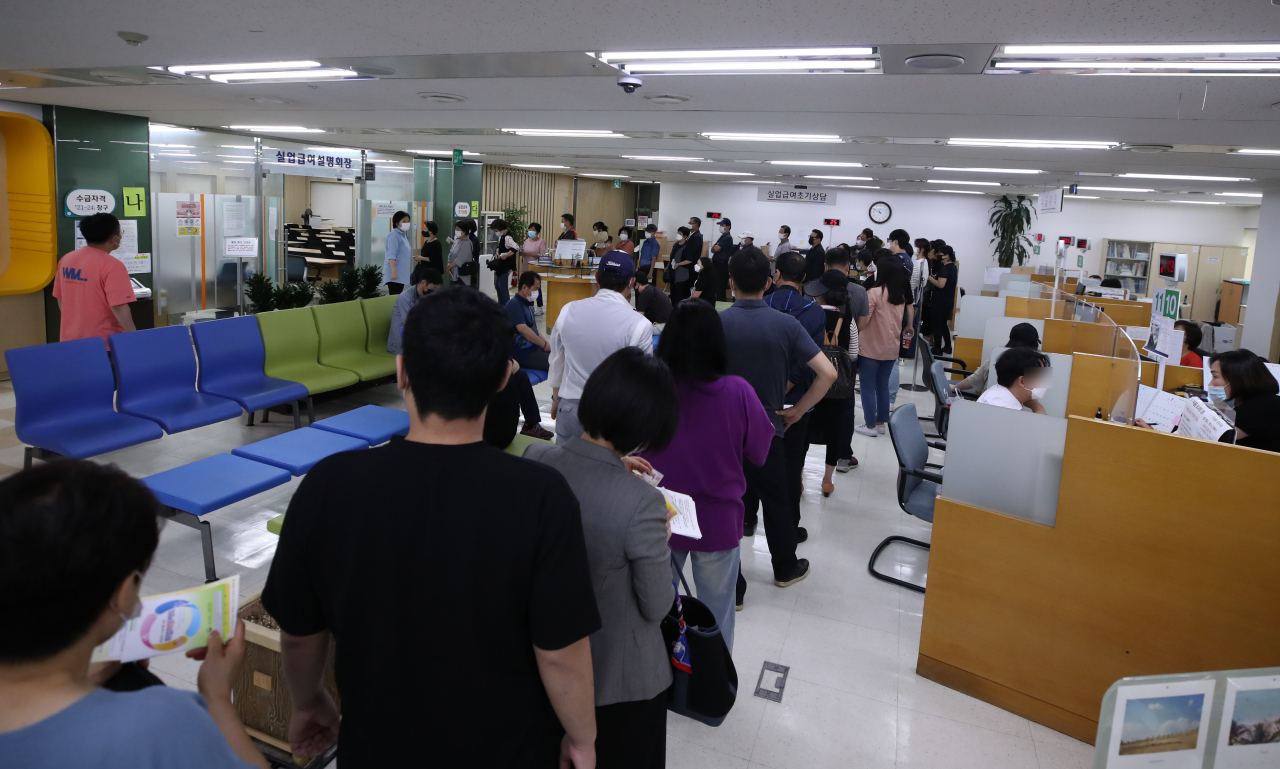 15일 서울 중구 서울고용복지플러스센터 실업급여설명회장 앞에서 구직자들이 설명회장 입장을 기다리고 있다. 통계청이 이날 발표한 '6월 고용동향'에 따르면 지난달 취업자는 2천705만5천명으로, 1년 전보다 35만2천명 감소했다. 3월, 4월(-47만6천명), 5월(-39만2천명)에 이어 4개월 연속 감소다. 4개월 연속 감소는 글로벌 금융위기 여파가 있었던 2009년 10월&sim;2010년 1월 이후 약 10년 만이다. [연합]