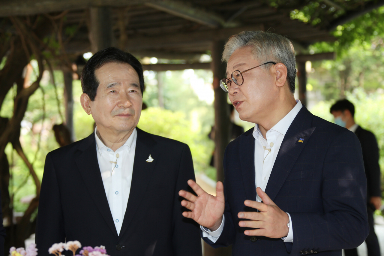 정세균 국무총리와 이재명 경기도지사가 2일 오후 서울 삼청동 총리공관에서 제10차 목요대화에서 대화하고 있다. [연합]