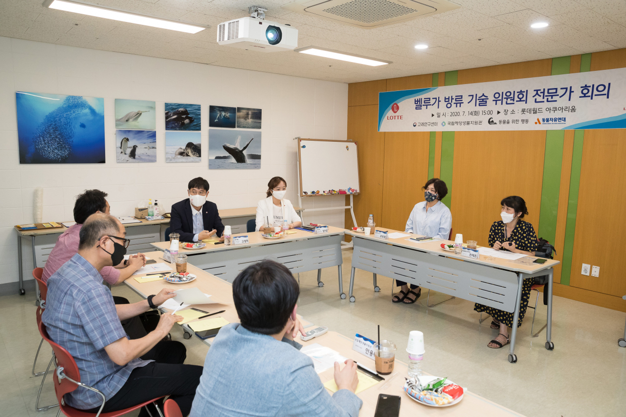 롯데월드는 지난 14일 벨루가 방류기술위원회 첫 회의를 열었다.