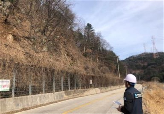 드론을 활용한 시설물 현황조사. [경기도 제공]