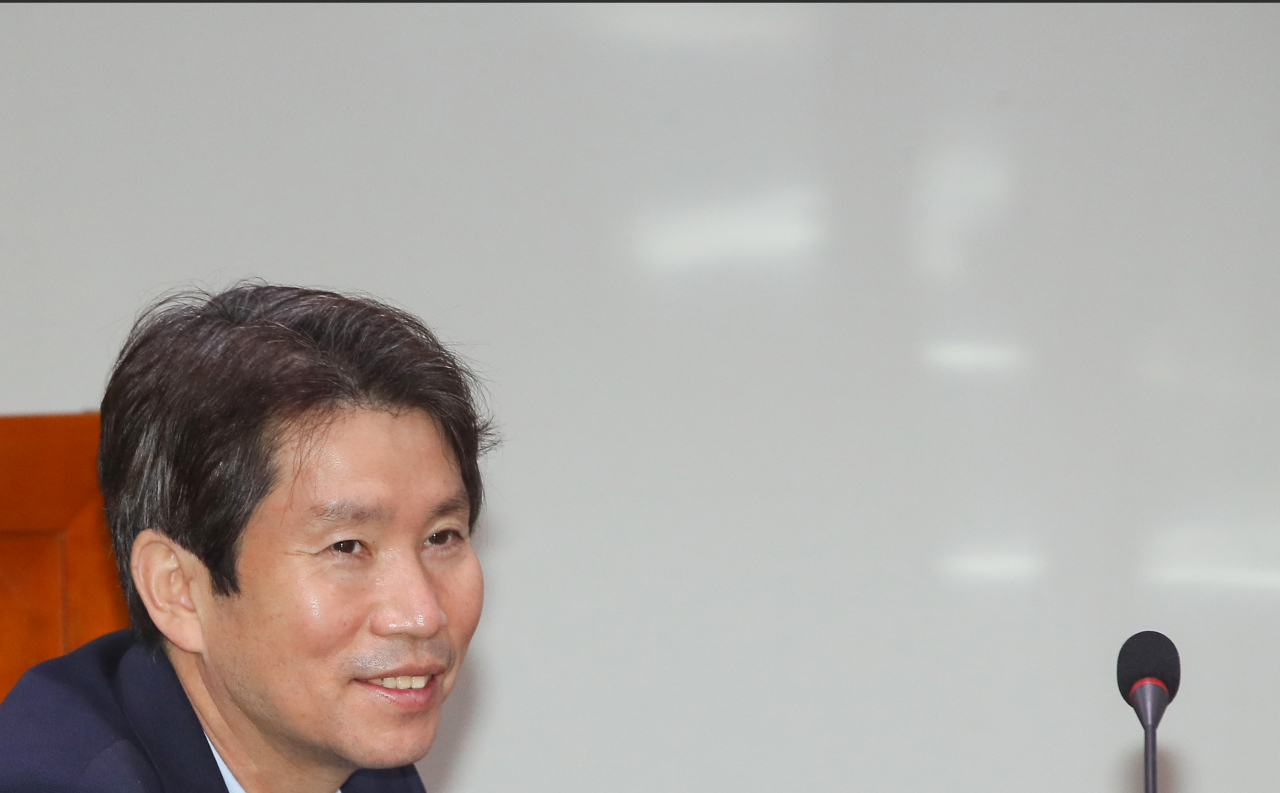 이인영 통일부 장관 후보자가 지난 8일 국회 의원회관에서 열린 더불어민주당 의원모임에서 미소짓고 있다. [연합]