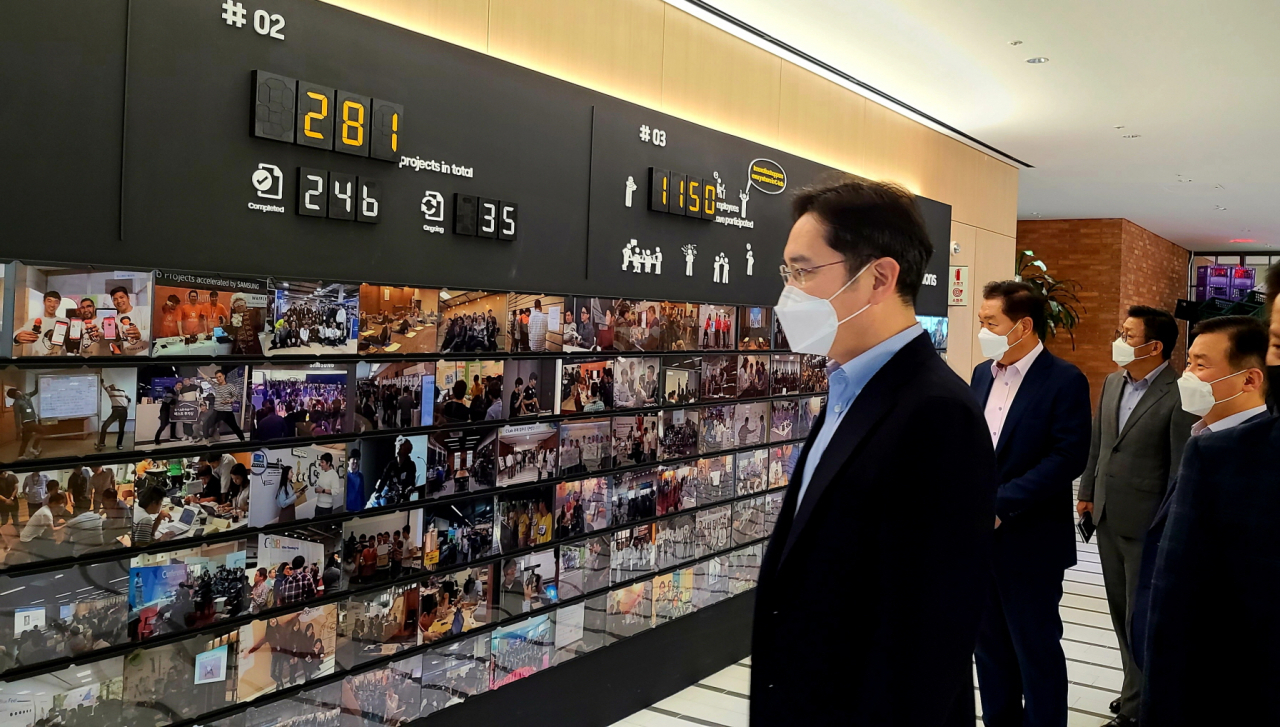 이재용 삼성전자 부회장이 6일 삼성전자 경기 수원사업장에 위치한 'C랩 갤러리'를 찾아 사내 스타트업들의 제품과 기술을 살펴보고 있다. [삼성전자 제공]