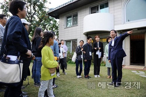 박원순 서울시장이 지난 2016년 가회동 공관을 방문한 어린이와 시민들에게 내부 안내를 하고 있다. [서울시 제공]
