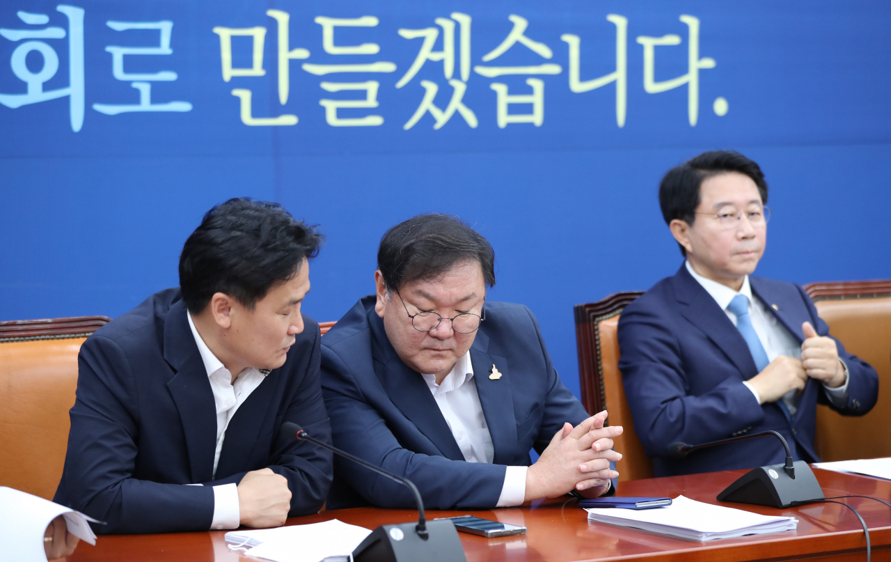 김태년 더불어민주당 원내대표(가운데)와 김영진 원내수석부대표가 16일 오전 서울 여의도 국회에서 열린 정책조정회의에서 대화하고 있다. [연합]