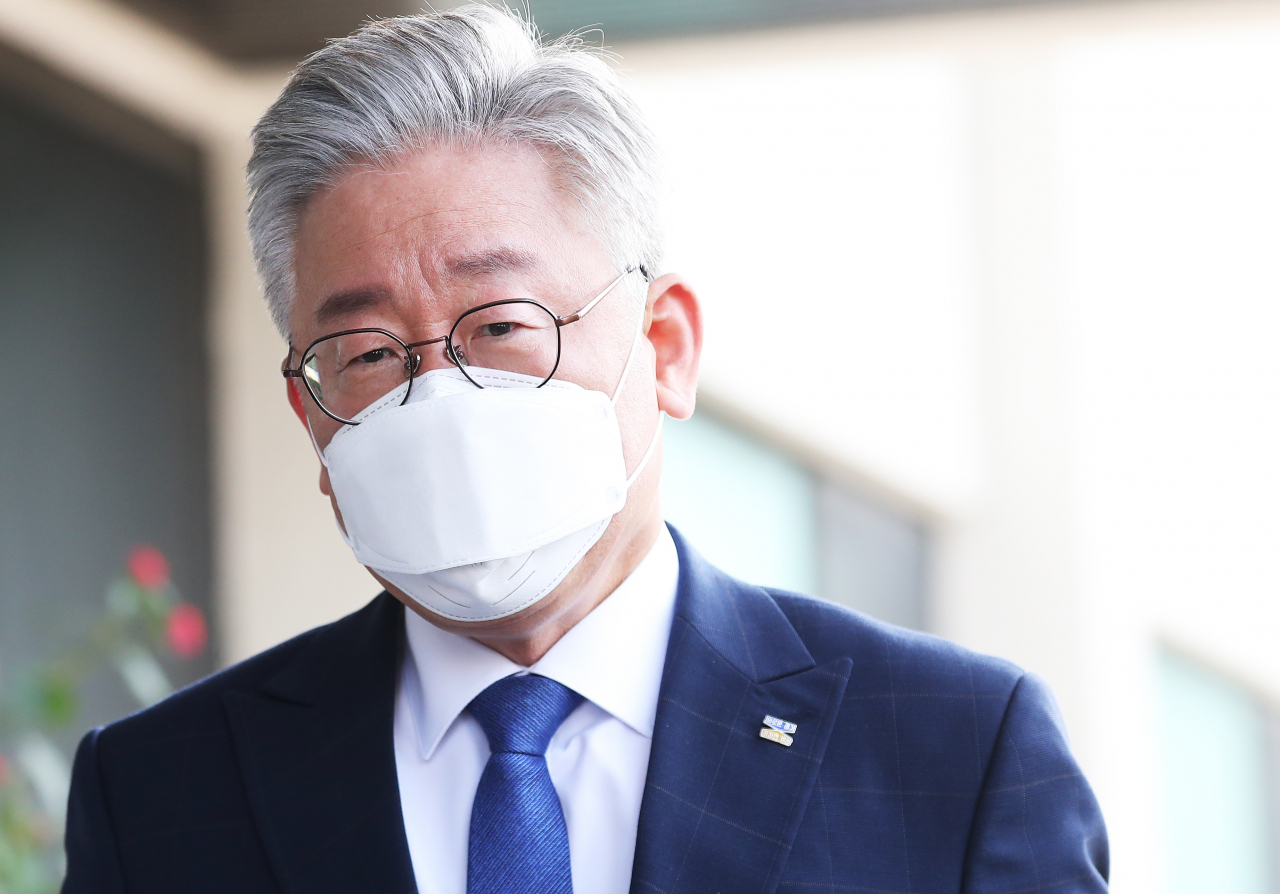 '친형 강제입원'과 관련한 허위사실 공표 혐의 사건에 대한 대법원 선고일인 16일 오전 이재명 경기도지사가 경기도 수원시 경기도청으로 출근하며 취재진 질문에 답하고 있다. [연합]