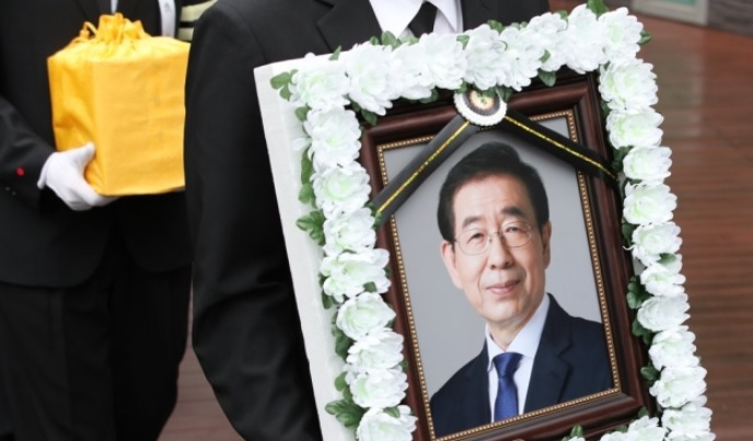 고(故) 박원순 서울시장의 영정과 유골함이 지난 13일 오후 서울 서초구 서울추모공원에서 화장을 마친 뒤 박 시장의 고향인 경남 창녕으로 이동하기 위해 운구차로 향하고 있다. [연합]