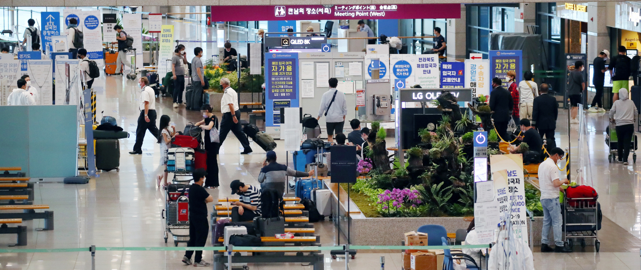 15일 국내 신종 코로나바이러스 감염증(코로나19) 신규 확진자 수가 39명을 기록했다. 지역 발생 확진자 수는 11명으로 23일 만에 최소를 기록했지만, 해외유입 확진자 수는 28명으로 20일째 두 자릿수 증가세를 유지하고 있다. 사진은 이날 오후 인천국제공항 입국장에서 교통편을 기다리는 입국자들 모습. 연합뉴스