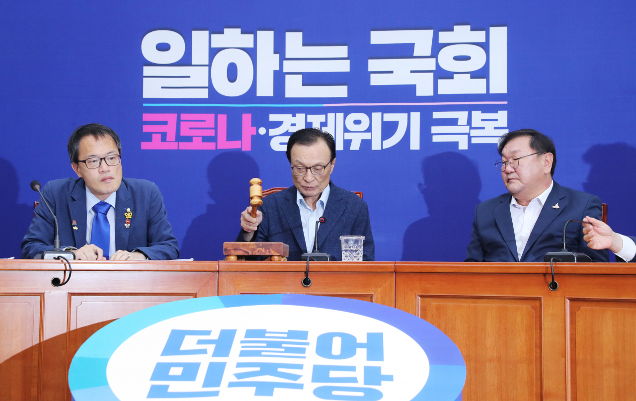 이해찬 더불어민주당 대표가 15일 서울 여의도 국회에서 열린 최고위원회의에서 속개선언을 하고 있다. 이 대표는 최고위원회의에서 고 박원순 서울시장 성추행 의혹과 관련 피해자에게 사과했다. [연합]
