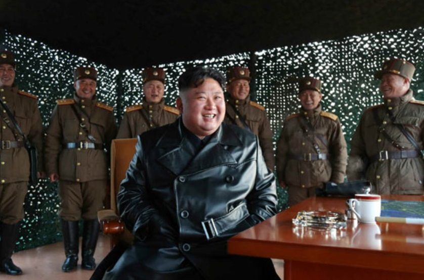김정은 북한 국무위원장의 올해 상반기 공개활동은 총 19회로 집권 이후 가장 적었으며 군사분야가 10회로 절반 이상을 차지한 것으로 나타났다. 김 위원장이 지난 3월 전술유도무기 시범사격을 참관하고 있다. [헤럴드DB]