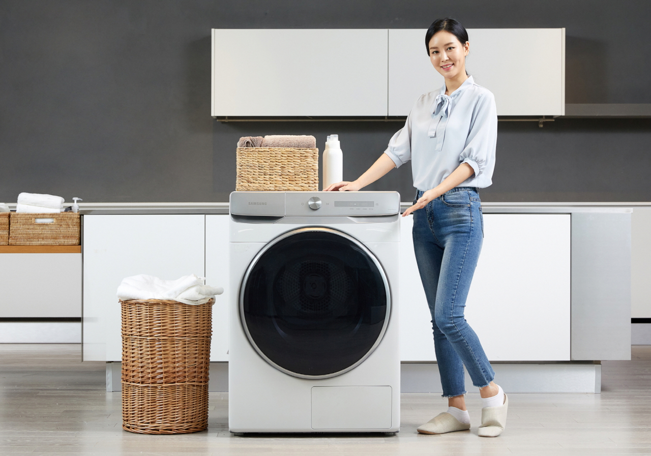삼성전자 모델이 수원 삼성전자 디지털시티 프리미엄하우스에서 국내 최대 용량인 17kg 그랑데 건조기 AI 신제품을 소개하고 있다. [삼성전자 제공]