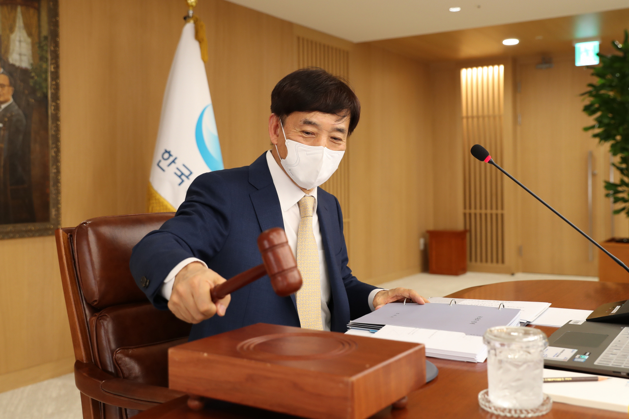 이주열 한국은행 총재가 16일 오전 서울 중구 한국은행에서 열린 금융통화위원회 본회의에서 회의를 주재하며 의사봉을 두드리고 있다. 사진=한국은행