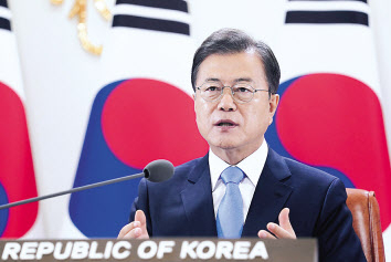 문재인 대통령이 지난 5월 18일 청와대 본관 집무실에서 세계보건기구(WHO) 세계보건총회(WHA) 초청 연설을 하고 있다. [연합]