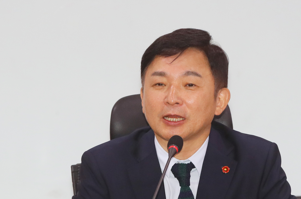 최근 안검하수(눈꺼풀 처짐 치료)를 받은 원희룡 제주지사가 15일 국회 의원회관에서 열린 미래통합당 '명불허전 보수다'에서 강연하고 있다. [연합]