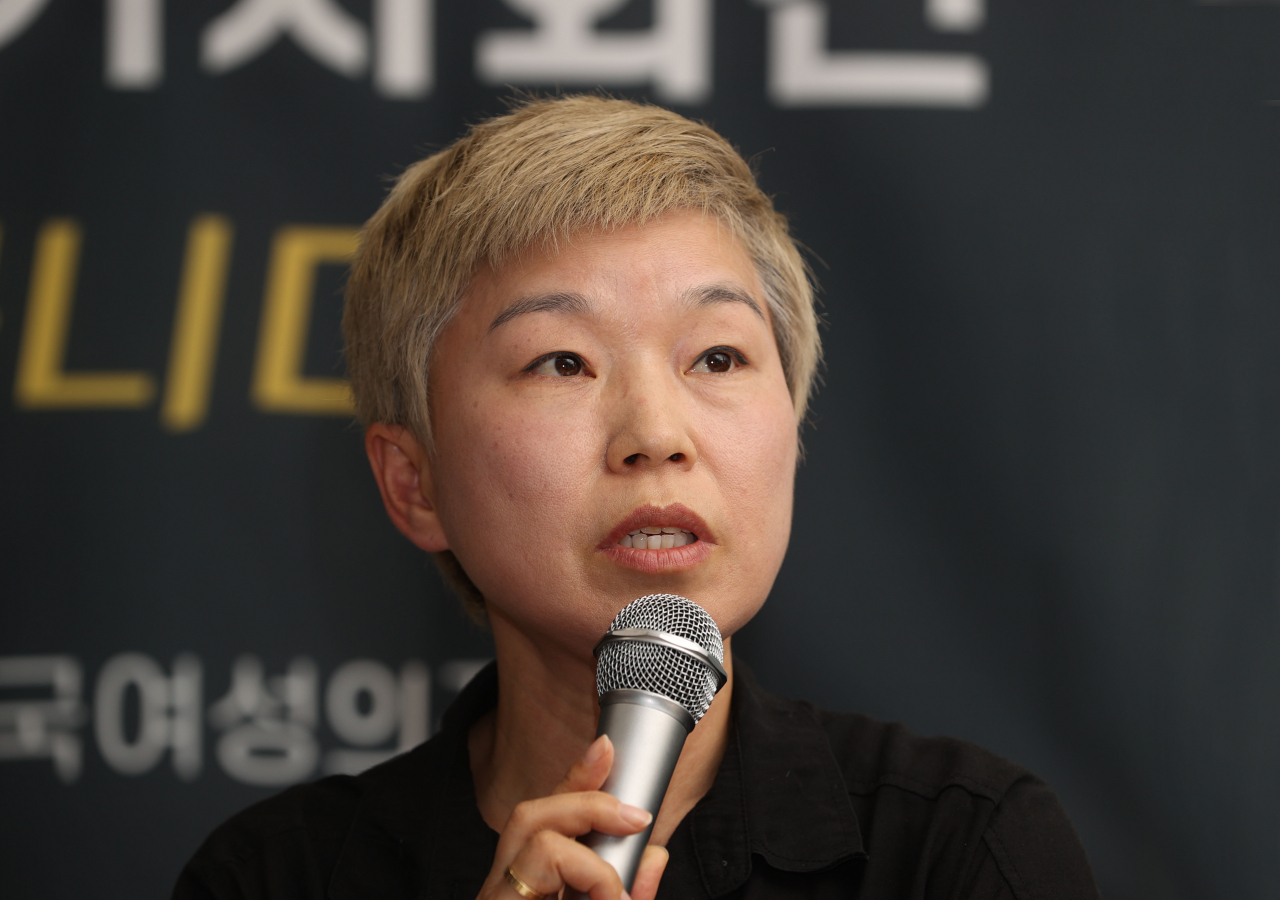 김재련 법무법인 온-세상 대표변호사가 13일 서울 은평구 한국여성의전화 교육관에서 열린 '서울시장에 의한 위력 성추행 사건 기자회견'에서 발언하고 있다. 연합뉴스