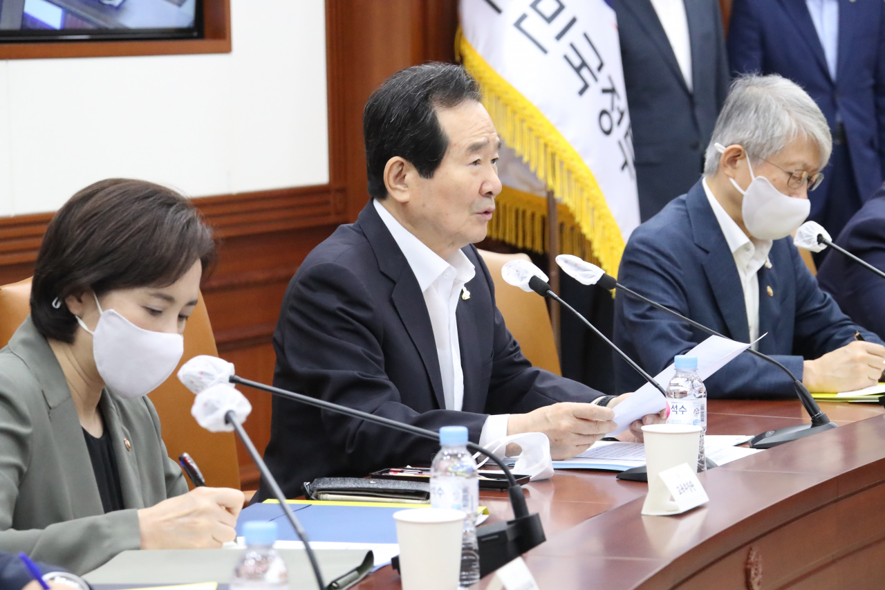 정세균 (가운데) 국무총리가 16일 정부서울청사에서 열린 국정현안점검조정회의를 주재하며 발언하고 있다. ［연합］