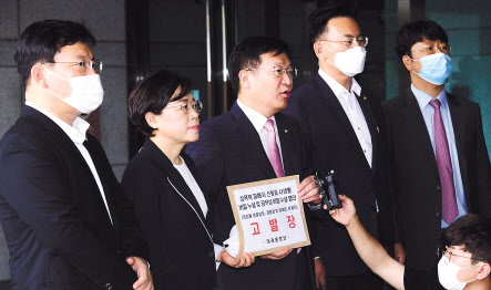 정점식(가운데) 미래통합당 법률 자문위원장을 비롯한 통합당 의원들이 16일 오전 서울 서초구 대검찰청에서 고(故) 박원순 전 서울시장의 성추행 의혹·피소사실 유출과 관련해 민갑룡 경찰청장과 경찰청·청와대 관계자를 성폭력처벌법 위반과 공무상 비밀누설 혐의로 고발하고 있다. 박해묵 기자
