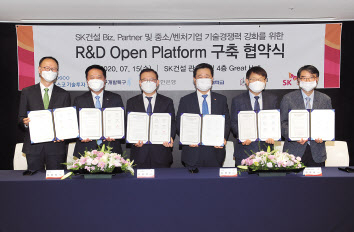 황규진 기술과가치 부사장(왼쪽부터), 최동욱 신한은행 부행장, 심동욱 포스코기술투자 대표, 임영문 SK건설 사장, 양성광 연구개발특구진흥재단 이사장, 김기수 홍익대학교 부총장. [SK건설 제공]