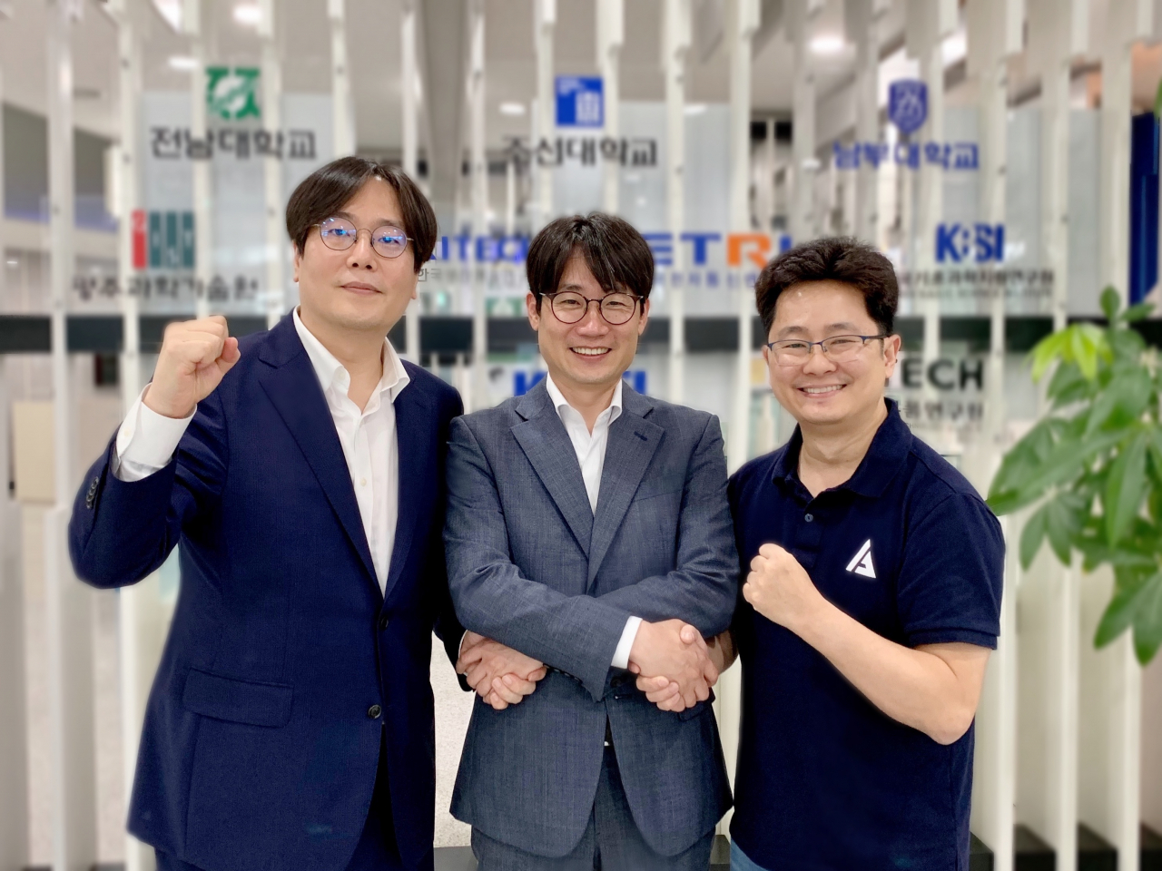 (왼쪽부터)전용주 디토닉 대표, 이칠환 빈센 대표, 송영욱 튠잇 대표가 지난 15일 친환경 자율운항 선박 및 해양 모빌리티 공유 플랫폼 구축을 위한 업무협약을 맺었다.[빈센 제공]