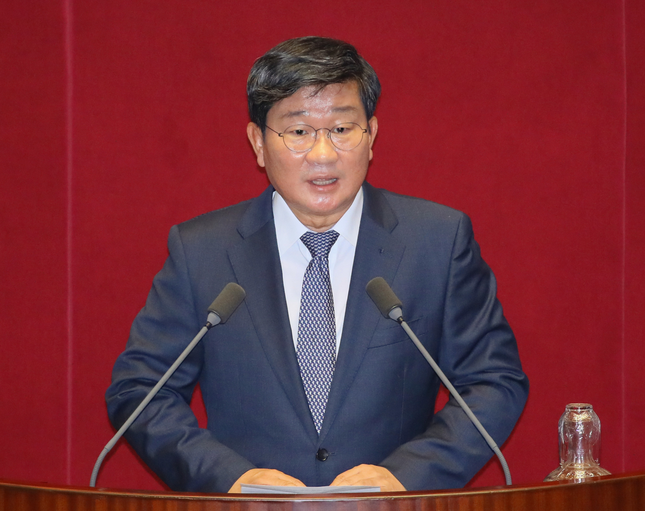 국회 정보위원장에 선출된 전해철 더불어민주당 의원이 16일 국회 본회의에서 당선 소감을 말하고 있다. [연합]
