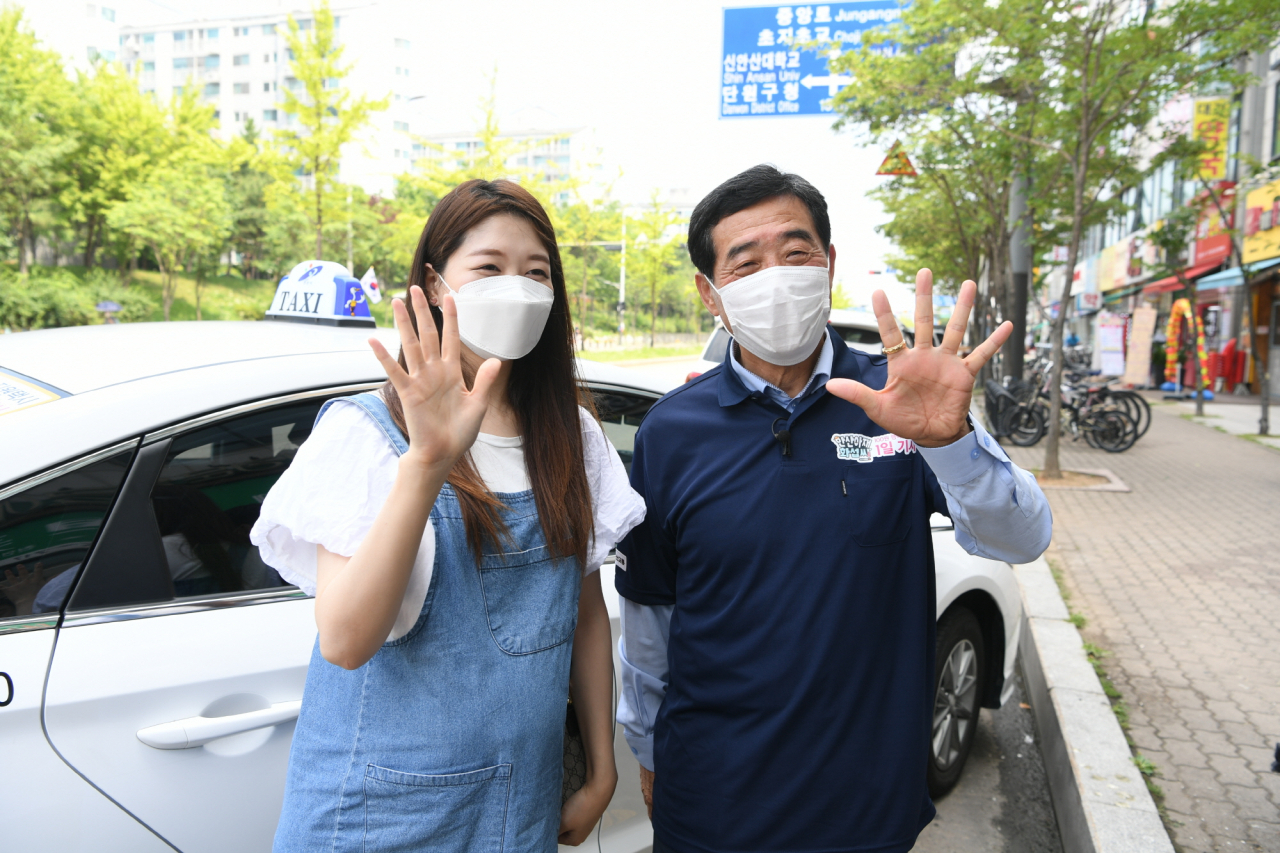 윤화섭 안산시장이 ‘임신부 100원 행복택시’ 일일 기사로 현장체험에 나서 시민과 기념촬영을 하고 있다. [안산시 제공]