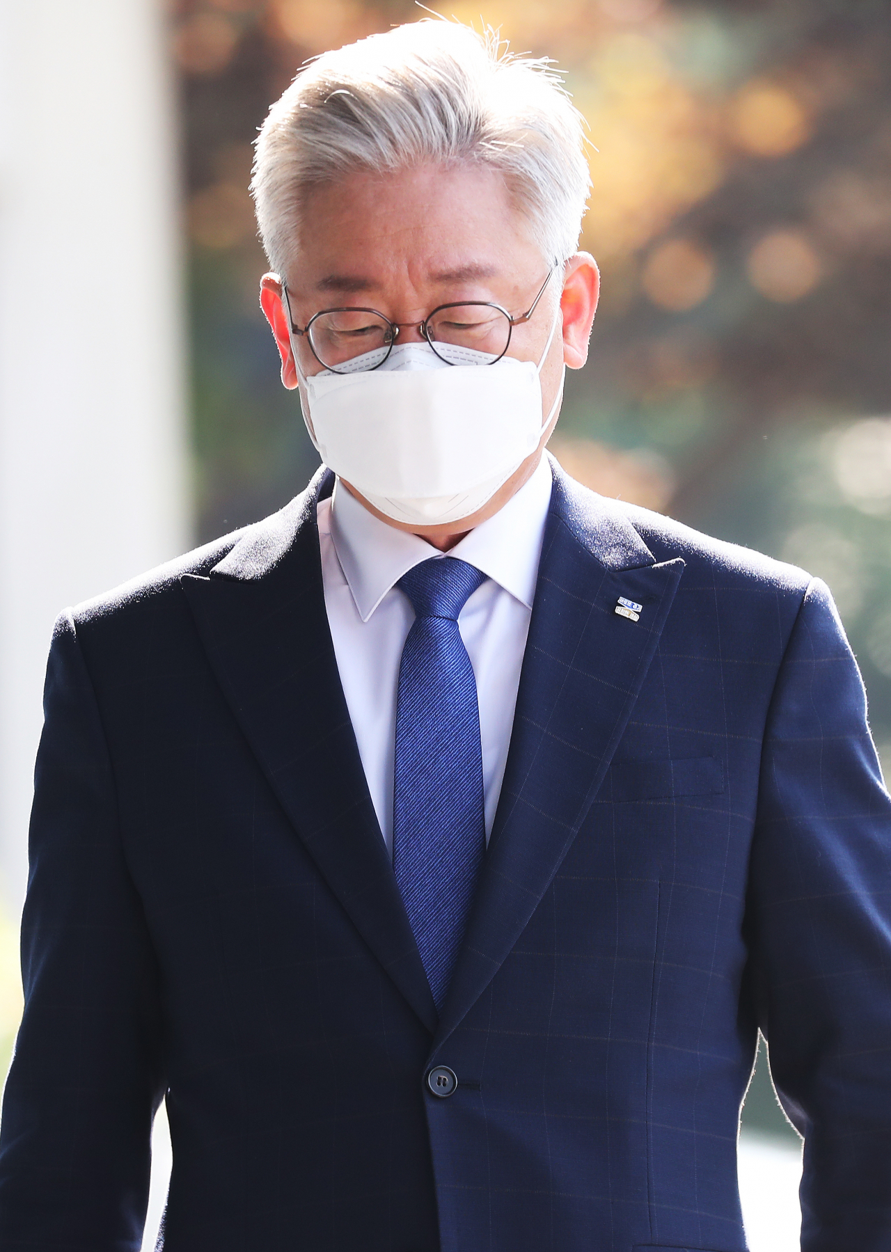 '친형 강제입원'과 관련한 허위사실 공표 혐의 사건에 대한 대법원 선고일인 16일 오전 이재명 경기도지사가 경기도 수원시 경기도청으로 출근하고 있다. [연합]
