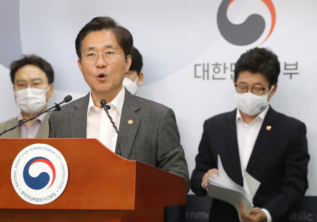 성윤모 산업통상자원부 장관이 16일 오전 세종시 정부세종청사에서 '그린뉴딜' 주요 내용을 설명하고 있다.［연합］