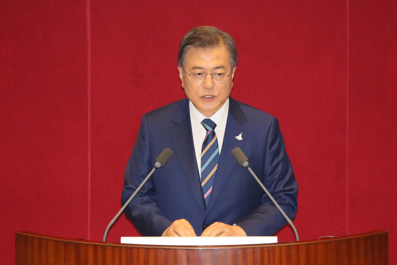 문재인 대통령이 16일 국회 본회의장에서 열린 제21대 국회 개원식에서 개원축하 연설을 하고 있다. [연합]