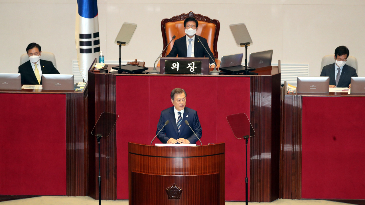 문재인 대통령이 16일 국회 본회의장에서 열린 제21대 국회 개원식에서 개원축하 연설을 하고 있다. [연합]