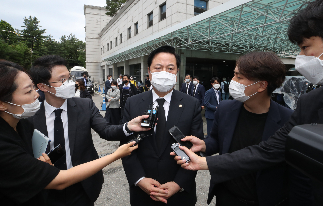 김두관 더불어민주당 의원이 10일 오후 서울 종로구 서울대학교병원 장례식장에 마련된 박원순 서울시장 빈소를 찾아 조문한 뒤 취재진 질문에 답하고 있다. [연합]