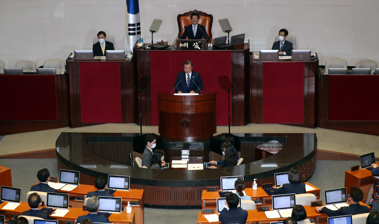 문재인 대통령이 16일 국회 본회의장에서 열린 제21대 국회 개원식에서 개원축하 연설을 하고 있다. [연합]
