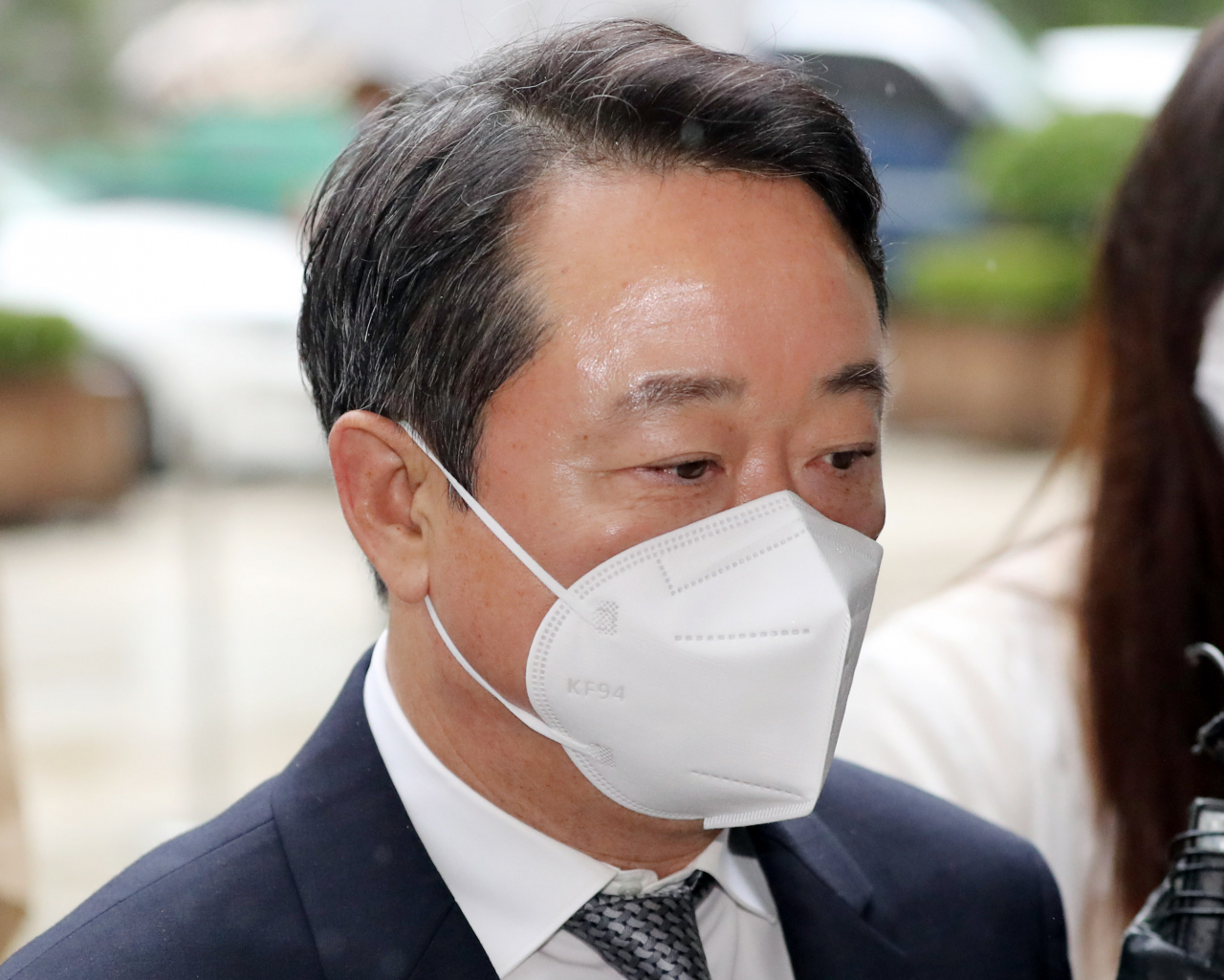 골관절염 유전자 치료제 인보사케이주 의혹으로 검찰 수사를 받아온 이웅열 전 코오롱그룹 회장이 30일 구속 전 피의자 심문(영장실질심사)을 받기 위해 서울 서초구 서울중앙지법으로 들어서고 있다. [연합]