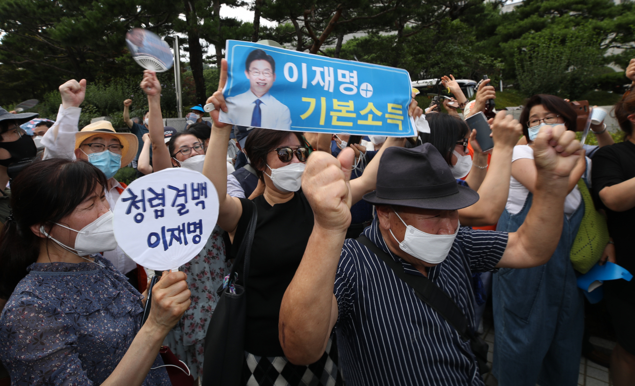 이재명 경기지사의 지지자들이 16일 오후 서울 서초구 대법원 앞에 상고심 파기환송 판결에 기뻐하고 있다. [연합]