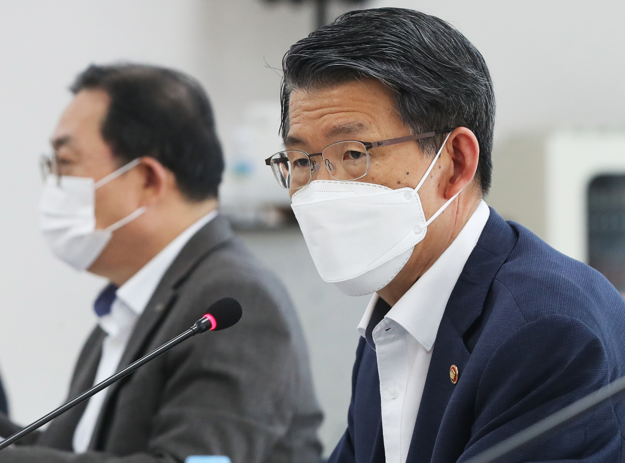 은성수 금융위원장이 9일 오후 경기도 이천시 설성면 보험개발원 자동차기술연구소에서 열린 'AI기반 자동차보험 보상서비스 시연 및 간담회'에서 발언하고 있다. 연합뉴스