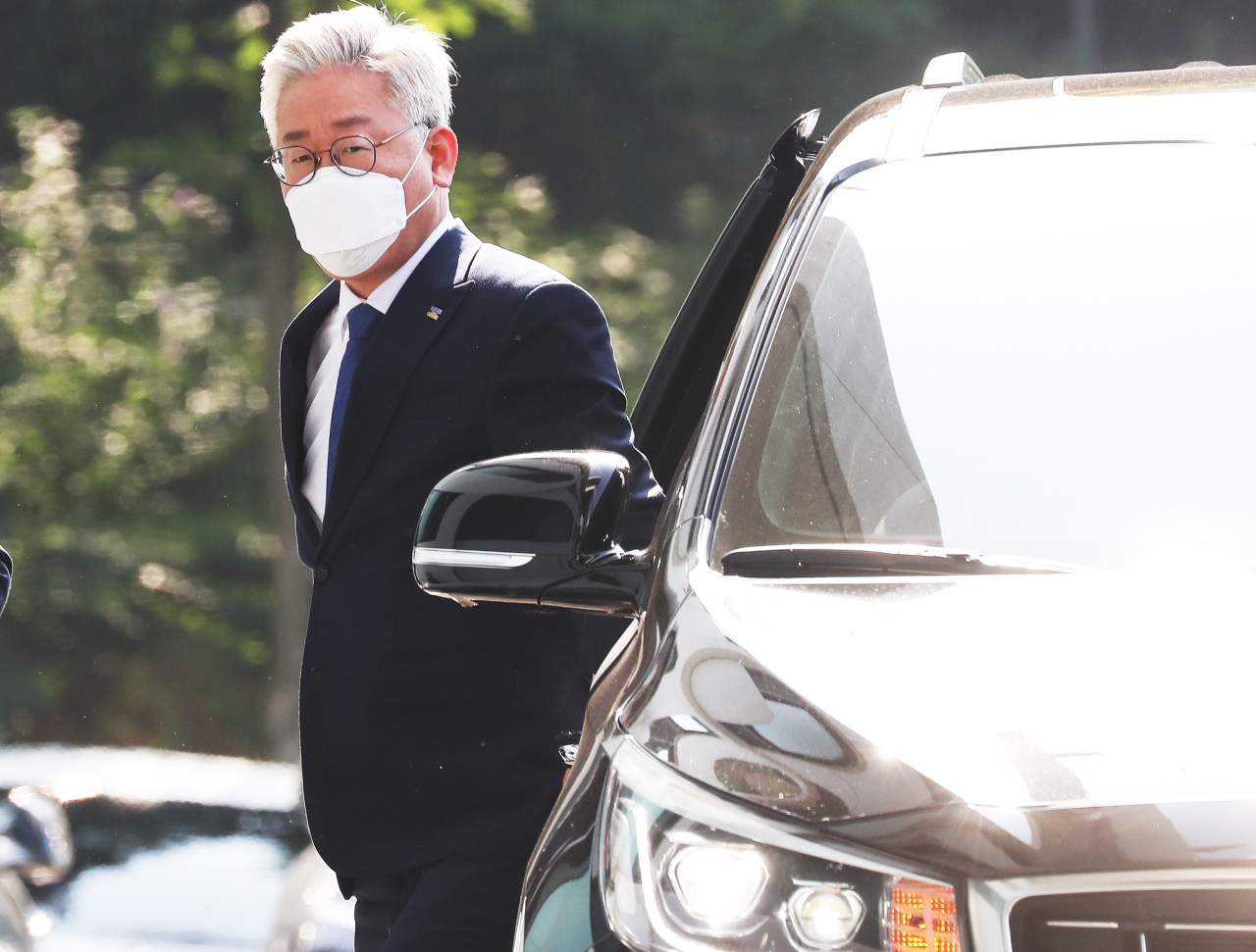 '친형 강제입원'과 관련한 허위사실 공표 혐의 사건에 대한 대법원 선고일인 16일 오전 이재명 경기도지사가 경기도 수원시 경기도청으로 출근하고 있다. [연합]