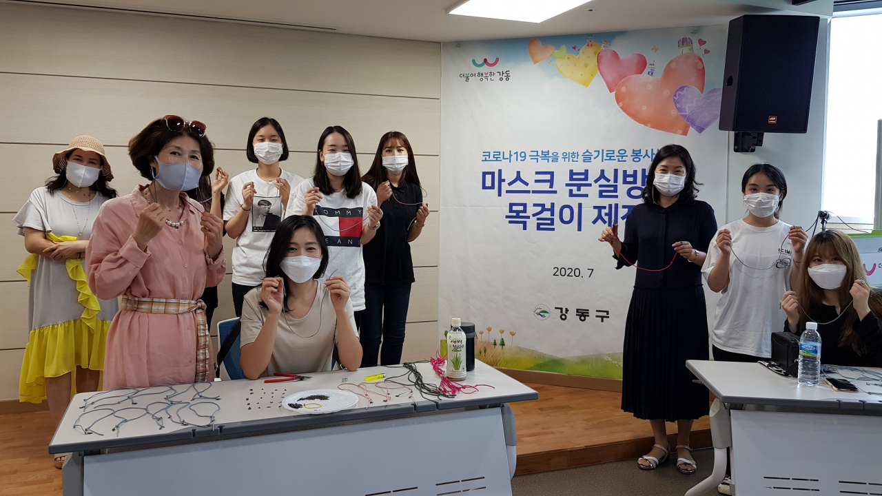지난 15일 강동구 자원봉사센터에서 마스크 분실방지 목걸이를 자원봉사자들이 제작하고 있다. [강동구 제공]