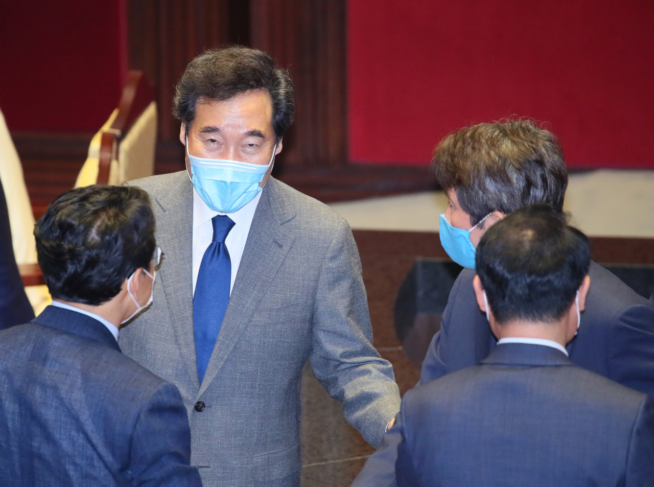 이낙연 더불어민주당 의원이 16일 국회 본회의장에서 의원들과 대화하고 있다. [연합]
