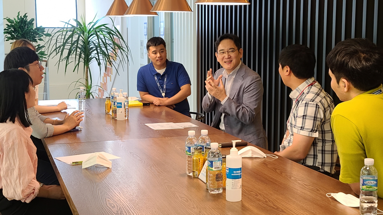 이재용 부회장이 16일 삼성전기 부산사업장을 찾아 직원들과 환담하며 격려하는 모습. [삼성전자 제공]