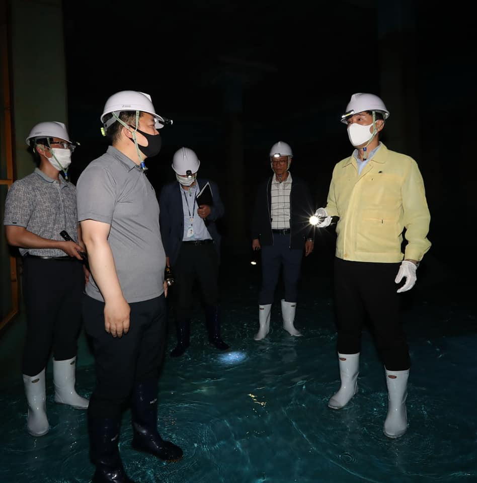 상수도 유충발생 현장을 점검하는 서철모 화성시장. [서철모 화성시장 SNS캡처]