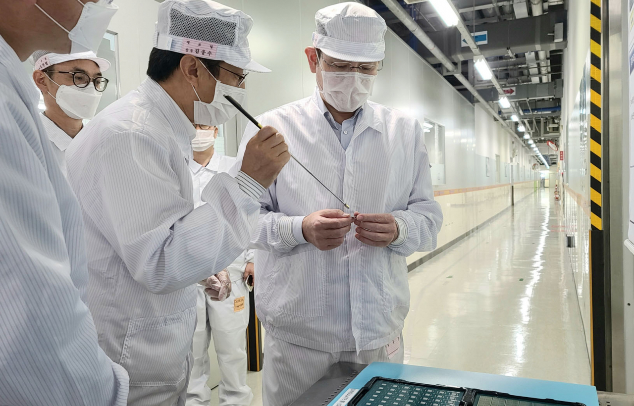 이재용 삼성전자 부회장(오른쪽)이 16일 삼성전기 부산사업장을 찾아 차세대 패키지 기판 생산 공장을 살펴보고 있다. [연합]