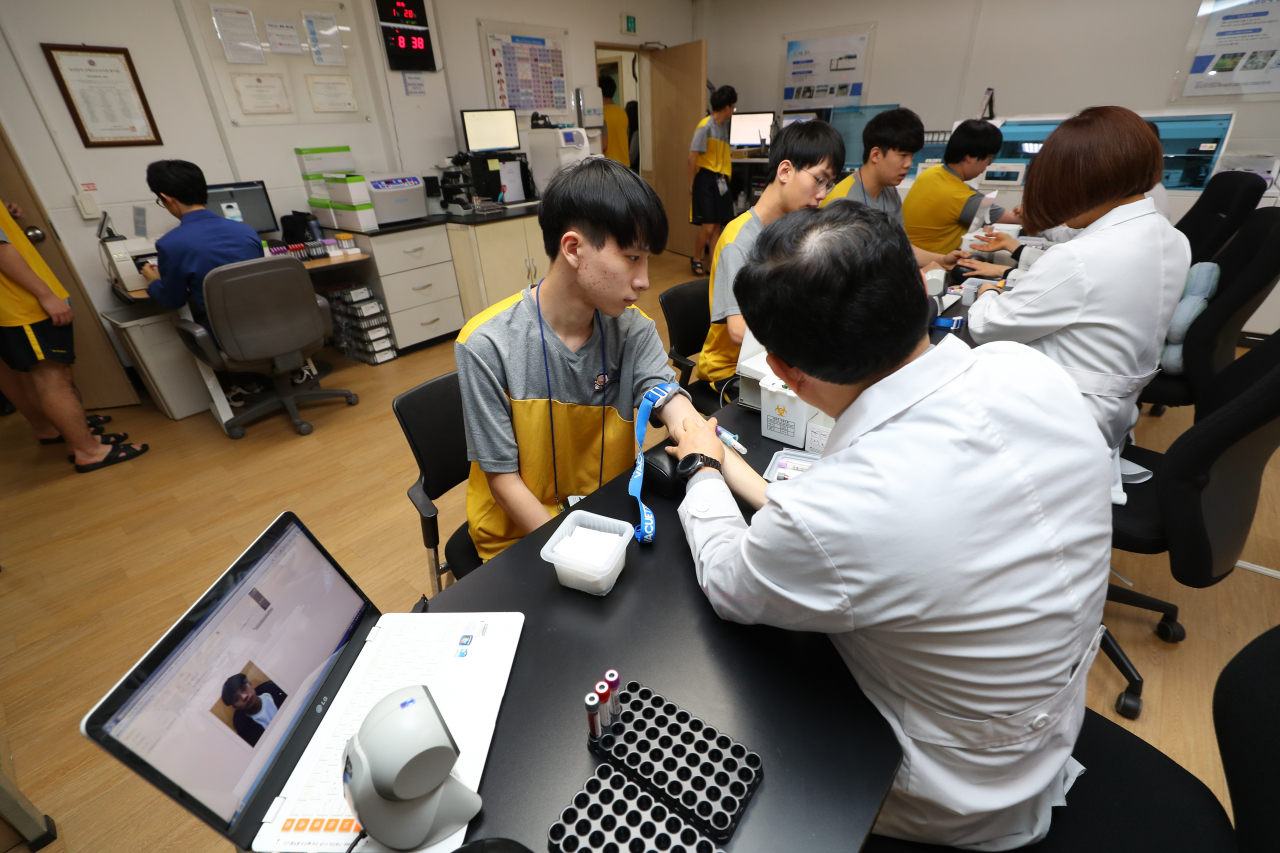 입영 예정자가 병역판정을 위한 신체검사를 받고 있다.[사진=병무청]