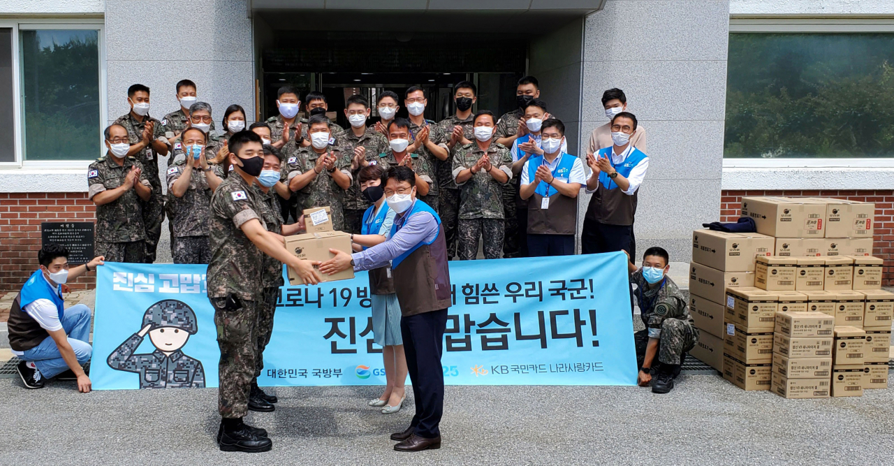 김상목 GS25 영업4부문장(사진 오른쪽)이 지난 16일 대구 육군 50사단 화랑여단을 방문해 군장병들에게 위문품을 전달하고 있다. [사진제공=GS25]