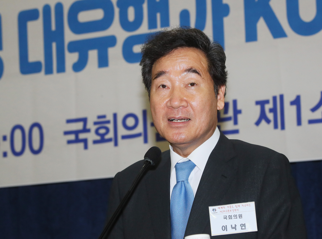 더불어민주당 이낙연 의원이 17일 국회 의원회관에서 국회 지구촌보건복지포럼 주최로 열린 코로나19 감염병 세계 대유행과 KOICA 보건ODA 방향에서 축사하고 있다. [연합]