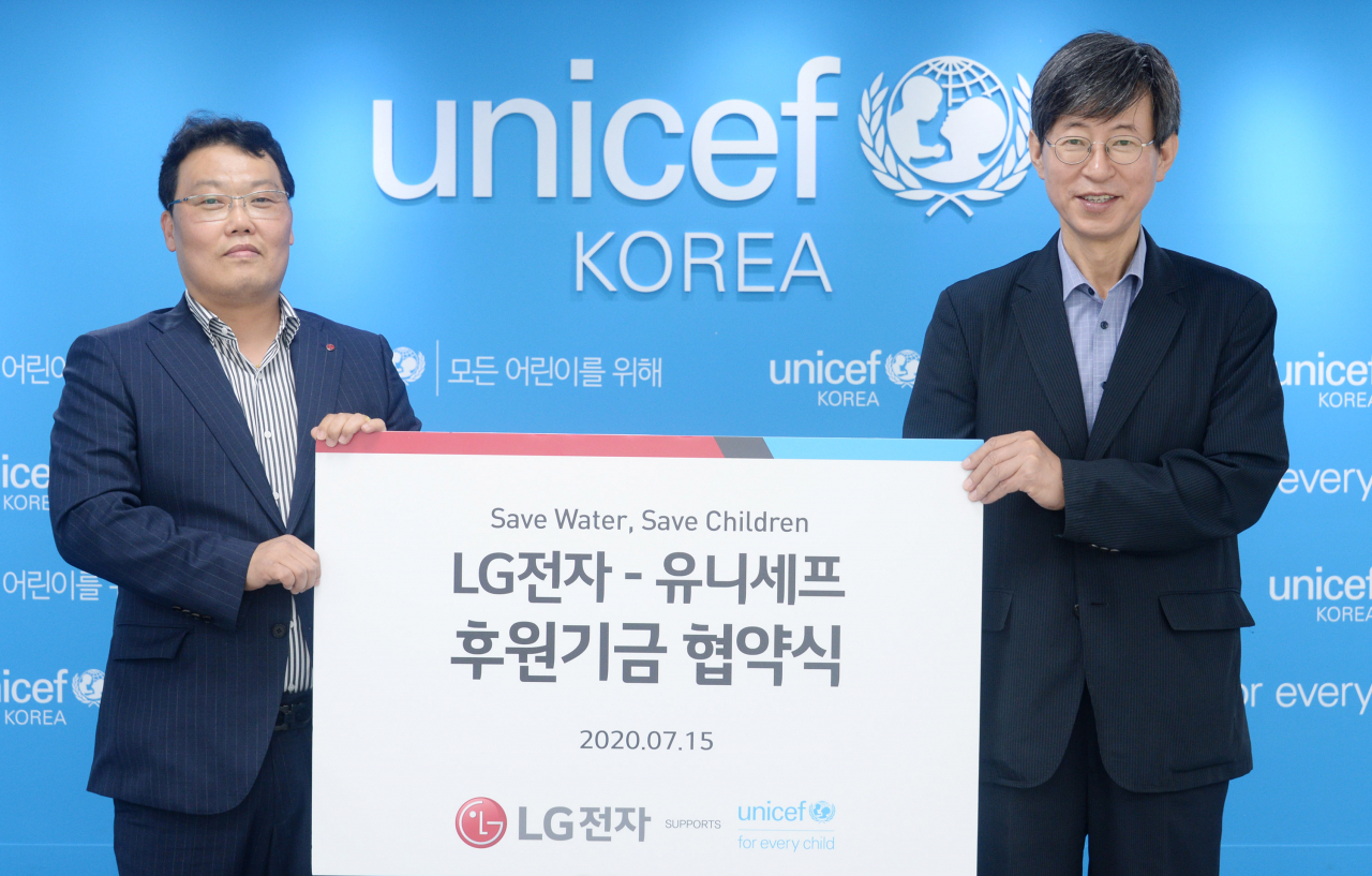 지난 15일 서울시 마포구에 위치한 유니세프한국위원회에서 유니세프한국위원회 이기철 사무총장(오른쪽)과 LG전자 정수기사업담당 정순기 담당이 후원 협약을 체결하고 기념촬영을 하고 있다. [LG전자 제공]