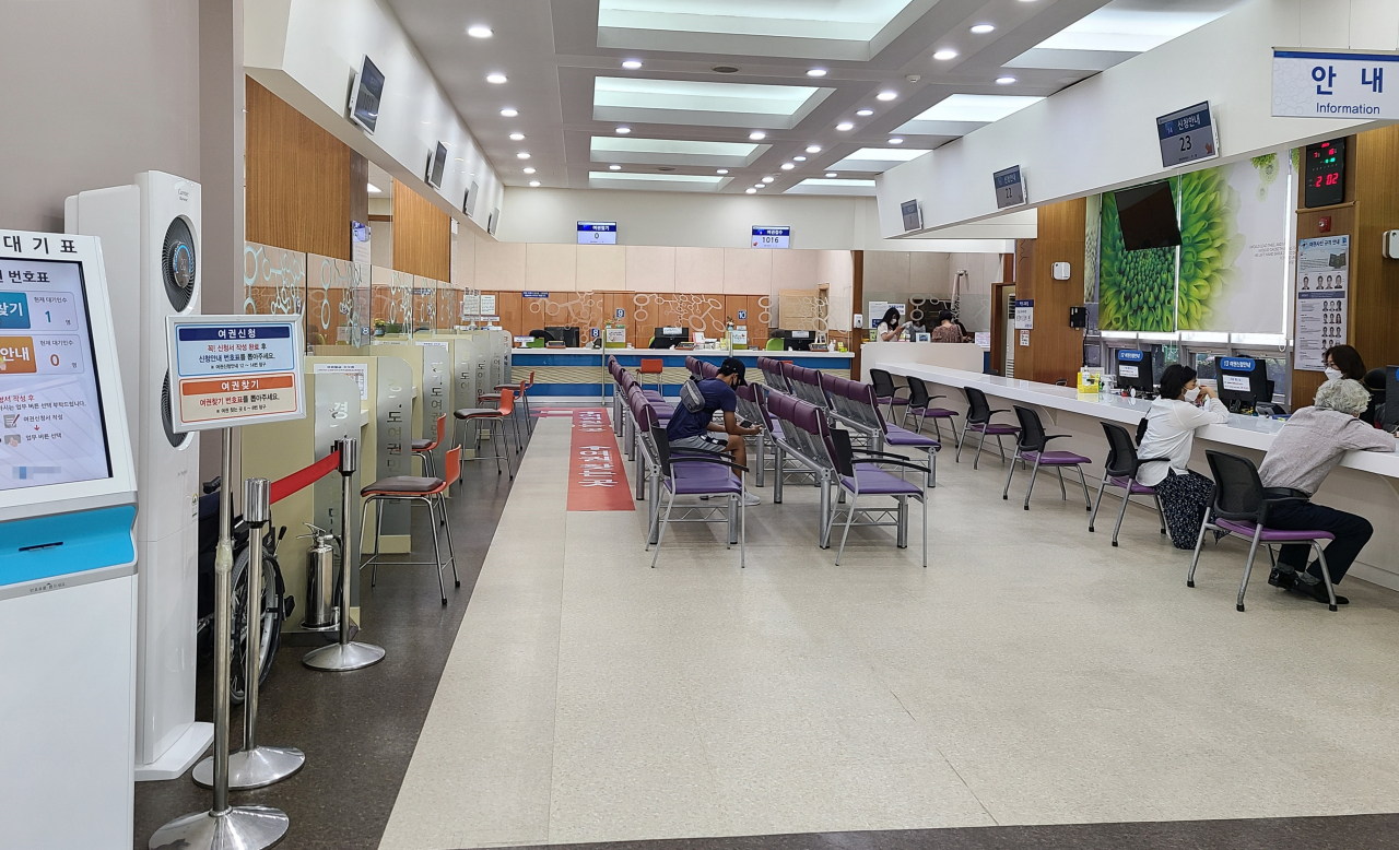 수원시 여권민원실 내부. [수원시 제공]