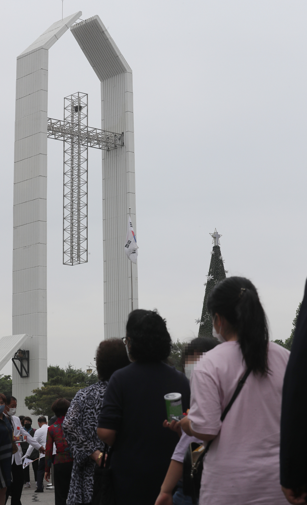 코로나 19 지역확산이 이뤄진 가운데, 지난 달 14일 오전 서울 여의도순복음교회 앞에서 신도들이 간격을 벌린 채 예배당 입장을 기다리고 있다. 연합뉴스