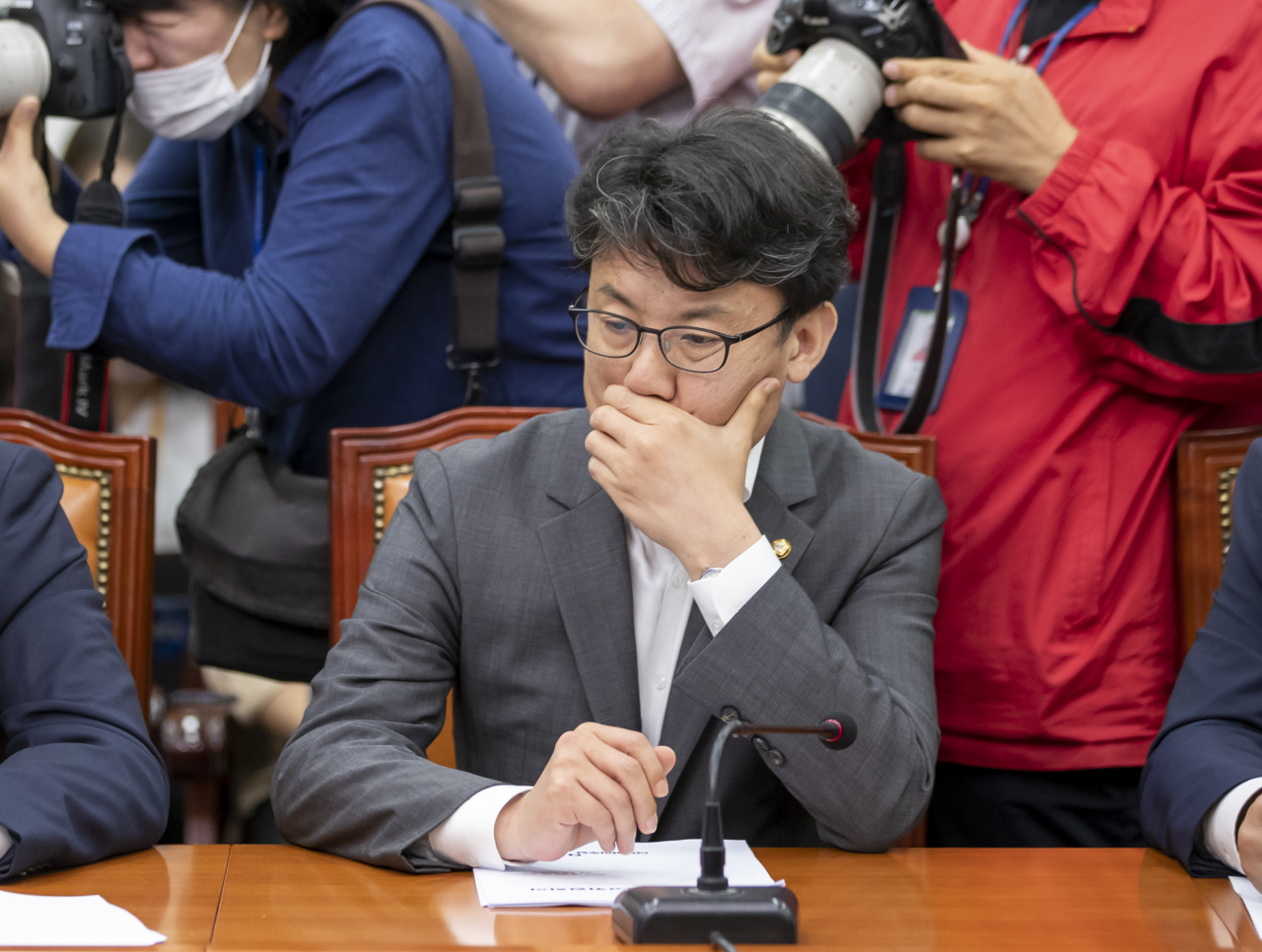 진성준 더불어민주당 의원이 13일 오전 서울 여의도 국회에서 열린 최고위원회의에 참석해 있다. [연합]