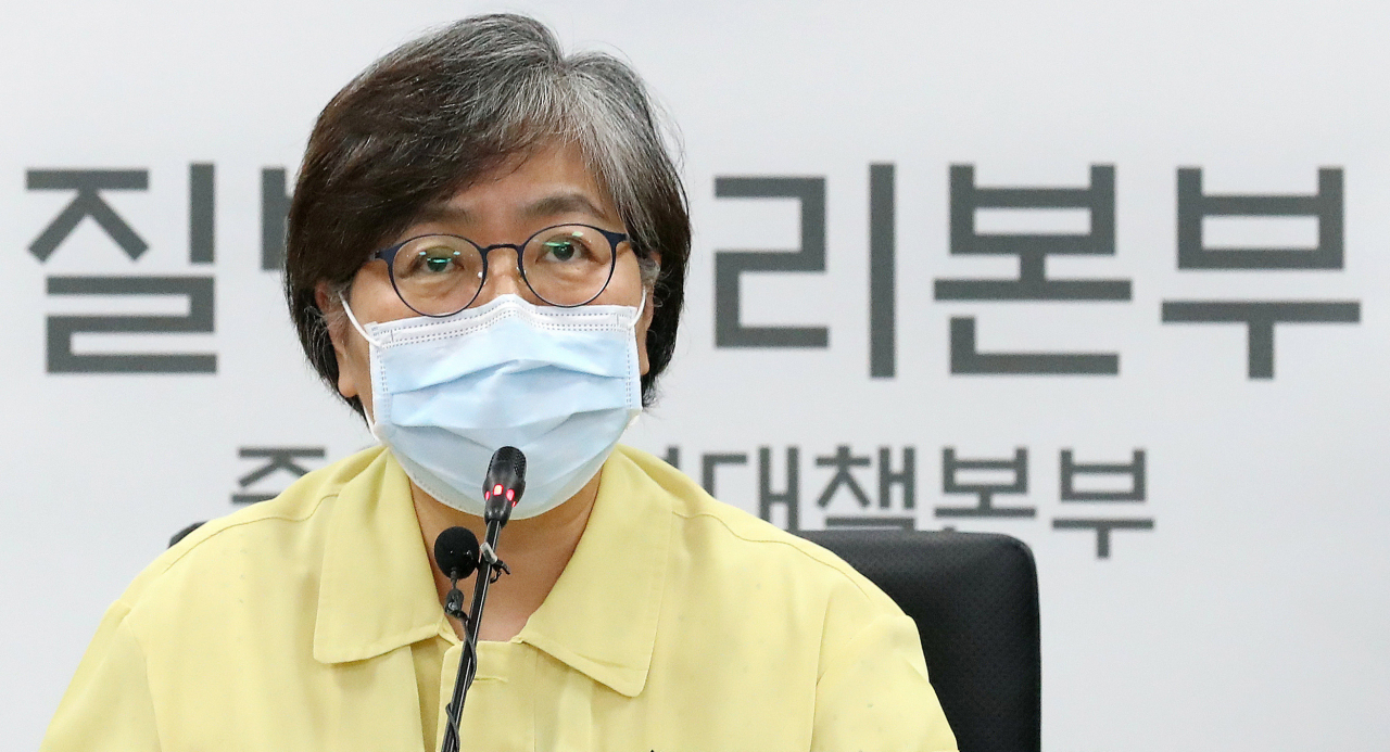 정은경 중앙방역대책본부장(질병관리본부장)이 16일 오후 충북 청주시 질병관리본부 상황판단실에서 중앙방역대책본부 전체회의를 주재하며 코로나19 국내 발생 현황 및 확진환자 관련 등의 논의를 하고 있다. [연합]