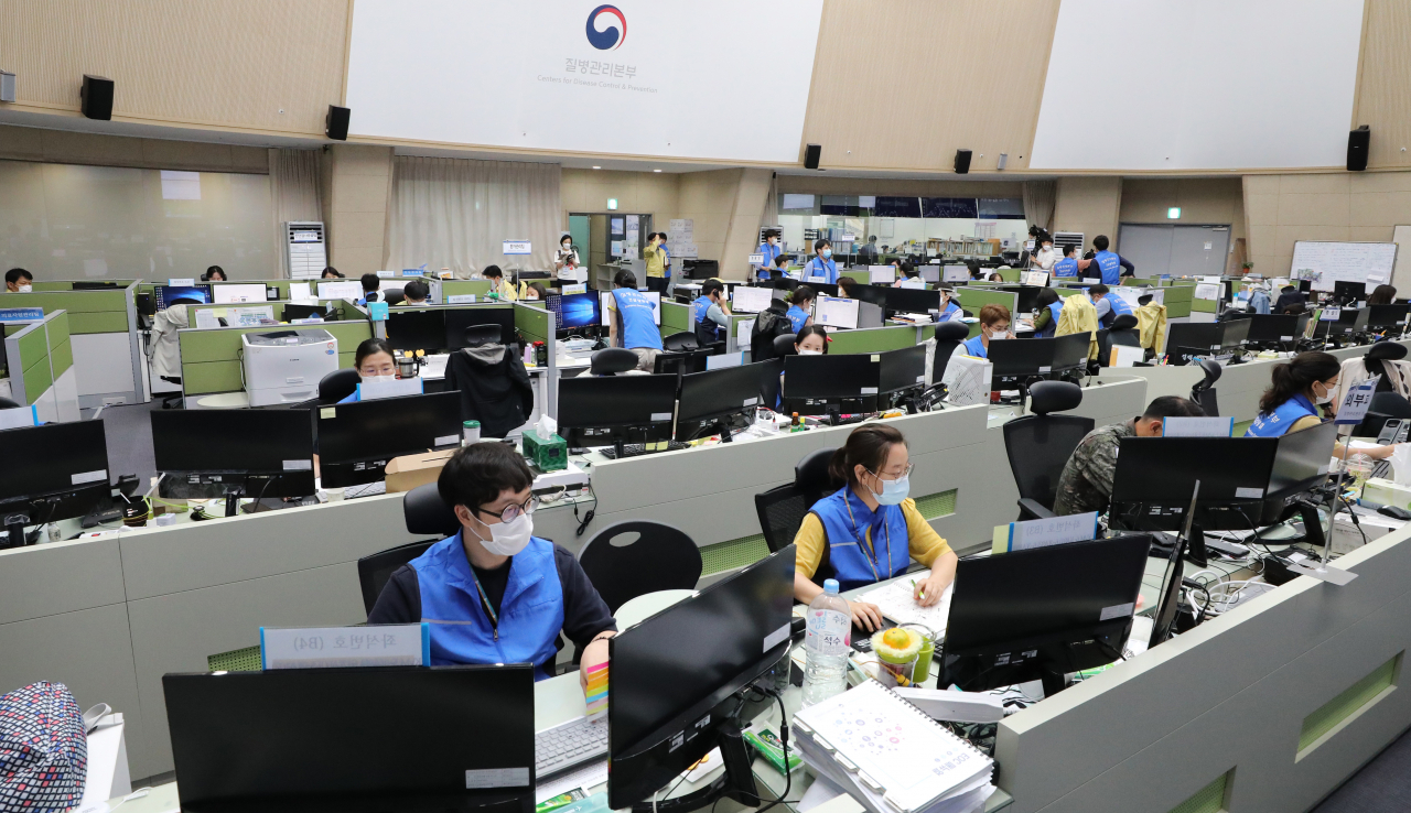 16일 오후 충북 청주시 질병관리본부 코로나바이러스감염증- 19 중앙방역대책본부 긴급상황실에서 직원들이 업무를 보고 있다. 연합뉴스