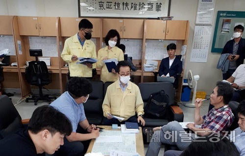 김영록 전남지사가 지난 7일 코로나 브리핑을 하고 있다. /박대성 기자