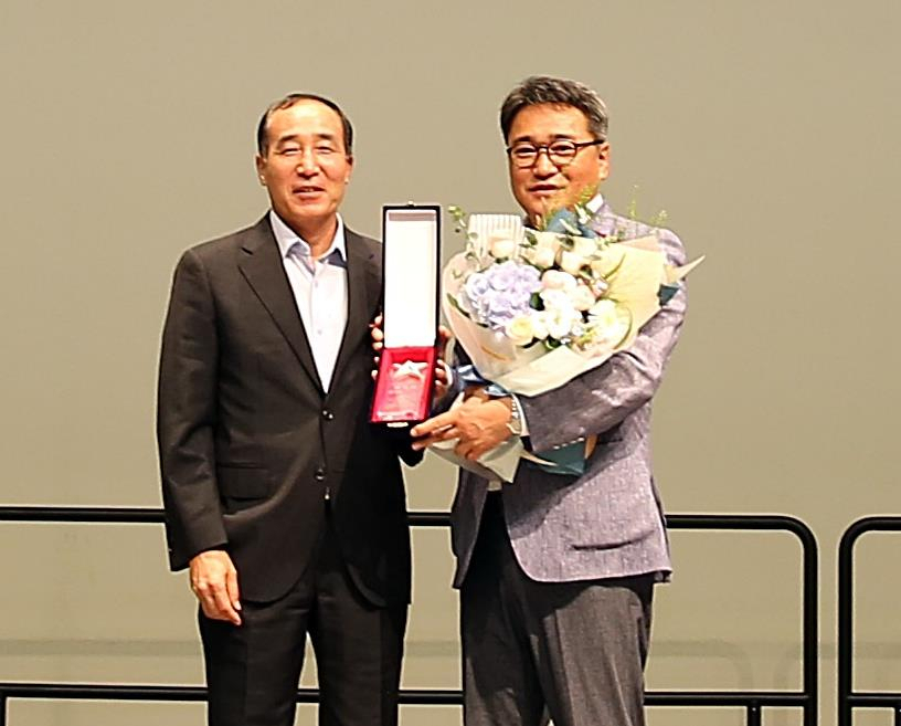 지난 16일 송도컨벤시아에서 열린 ‘2020 인천지역 산업안전보건 강조주간 행사’ 산재예방 유공기관 수상식에서 안전보건공단 구권호 인천지역본부장〈사진 왼쪽〉과 설세영 인천도시공사 도시개발본부장〈오른쪽〉이 기념촬영을 하고 있다.)